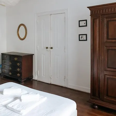 Diogo's Alcantara I By Mycelia Apartman *